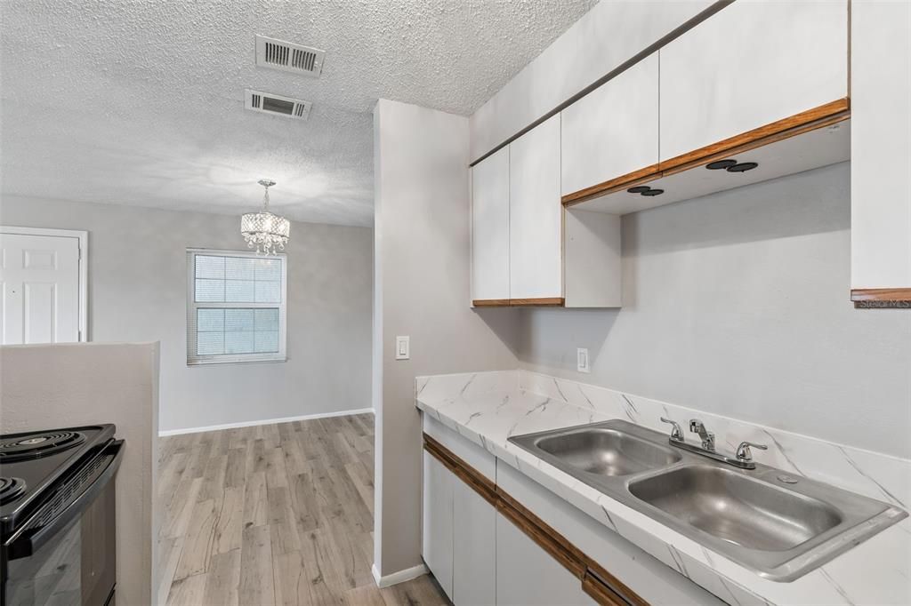 For Sale: $168,500 (2 beds, 1 baths, 1000 Square Feet)