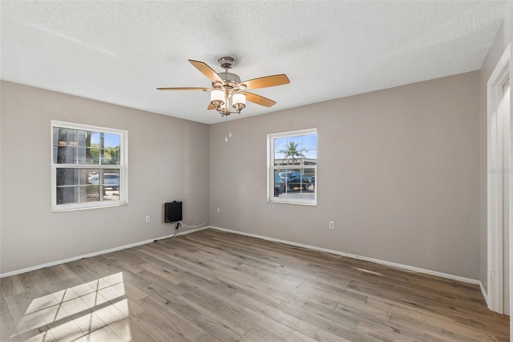 For Sale: $168,500 (2 beds, 1 baths, 1000 Square Feet)