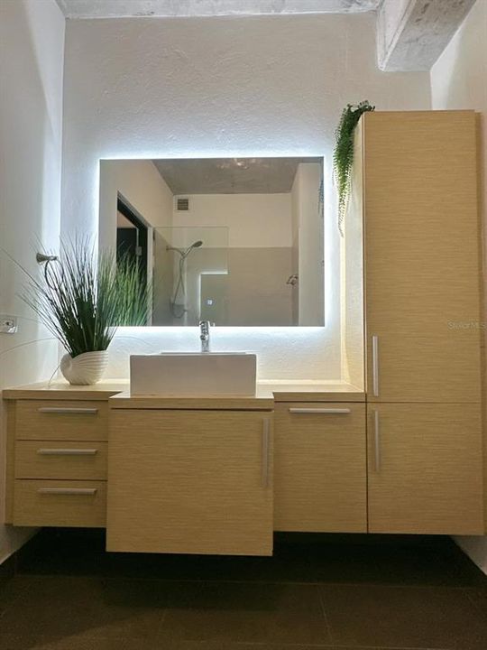 For Rent: $3,200 (1 beds, 1 baths, 742 Square Feet)