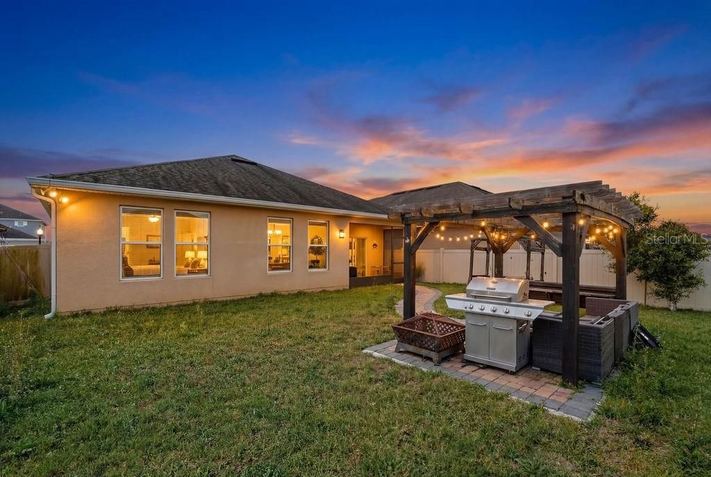 Activo con contrato: $465,000 (4 camas, 3 baños, 1965 Pies cuadrados)