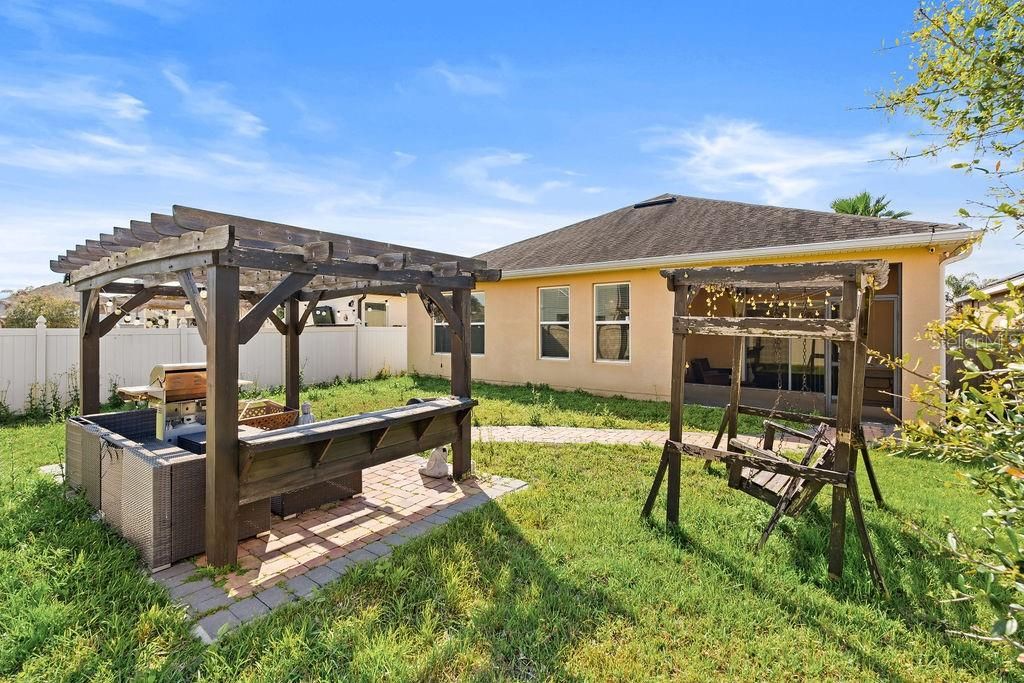 Activo con contrato: $465,000 (4 camas, 3 baños, 1965 Pies cuadrados)