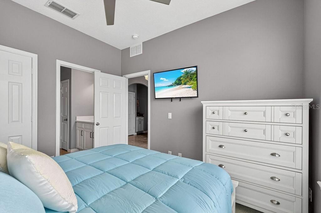 Activo con contrato: $465,000 (4 camas, 3 baños, 1965 Pies cuadrados)