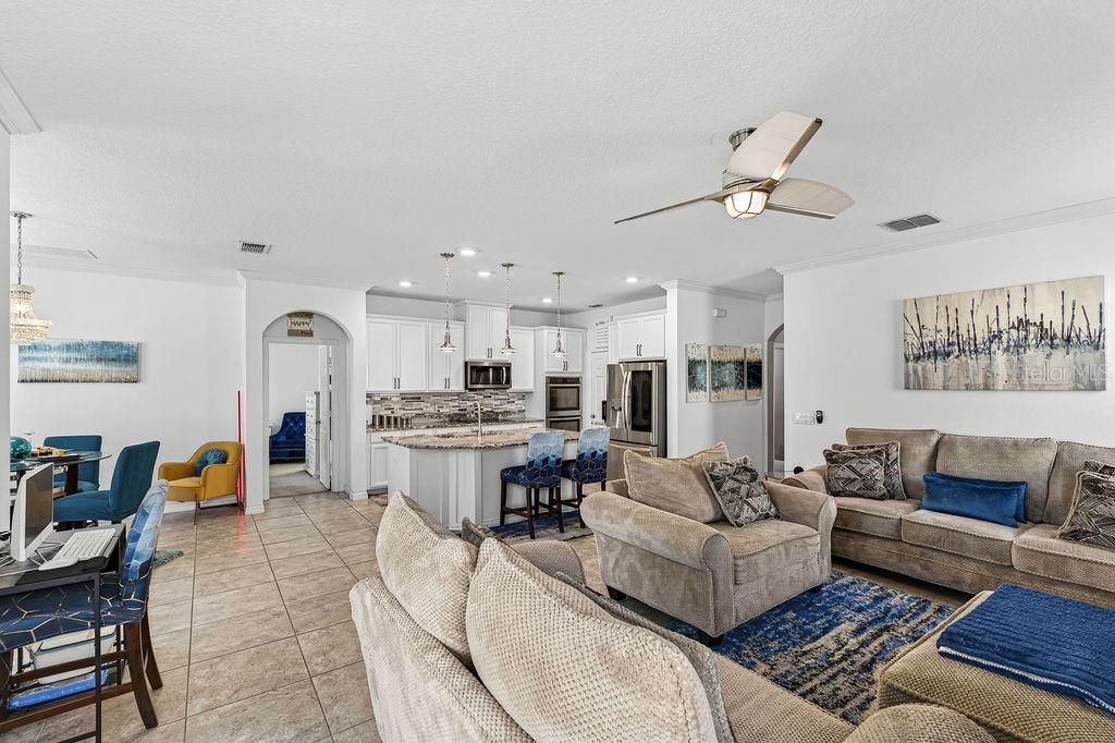 Activo con contrato: $465,000 (4 camas, 3 baños, 1965 Pies cuadrados)