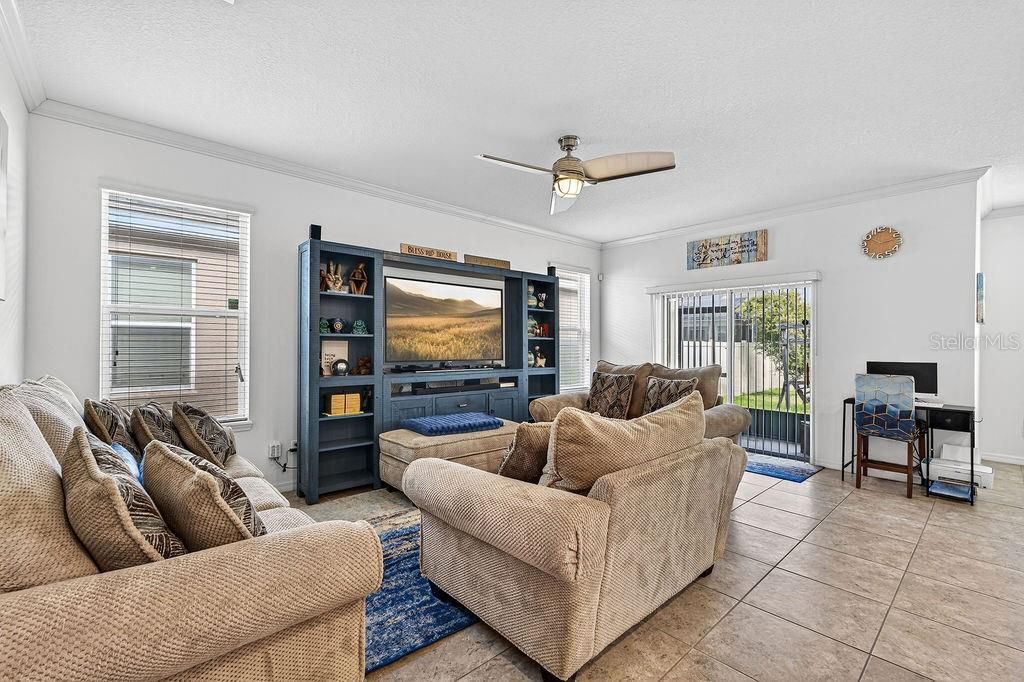 Activo con contrato: $465,000 (4 camas, 3 baños, 1965 Pies cuadrados)