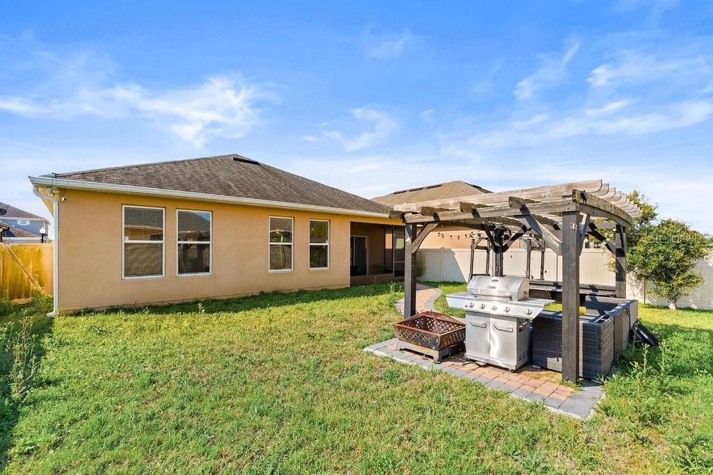 Activo con contrato: $465,000 (4 camas, 3 baños, 1965 Pies cuadrados)
