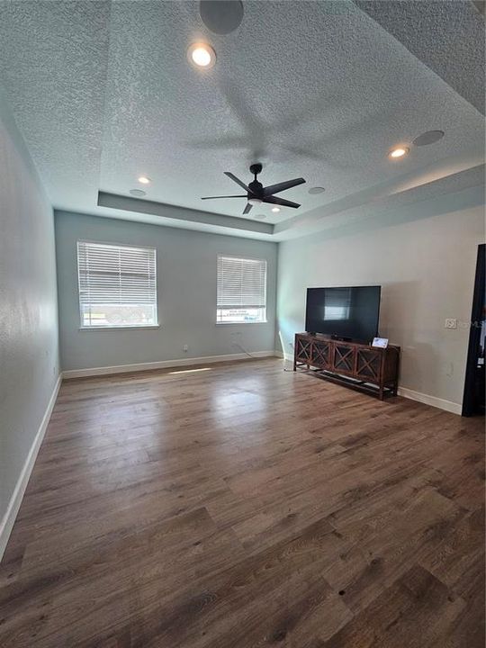 Activo con contrato: $399,900 (4 camas, 3 baños, 1978 Pies cuadrados)