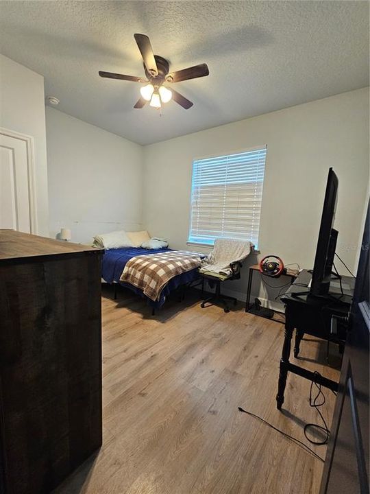 Activo con contrato: $399,900 (4 camas, 3 baños, 1978 Pies cuadrados)