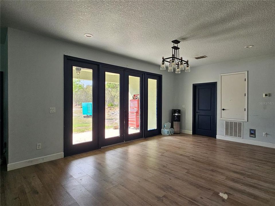 Activo con contrato: $399,900 (4 camas, 3 baños, 1978 Pies cuadrados)