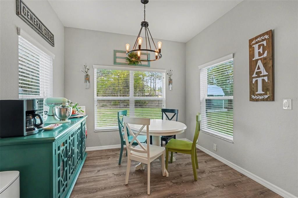合同活跃: $325,000 (3 贝兹, 2 浴室, 1618 平方英尺)