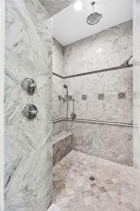 Activo con contrato: $3,250,000 (5 camas, 4 baños, 5243 Pies cuadrados)