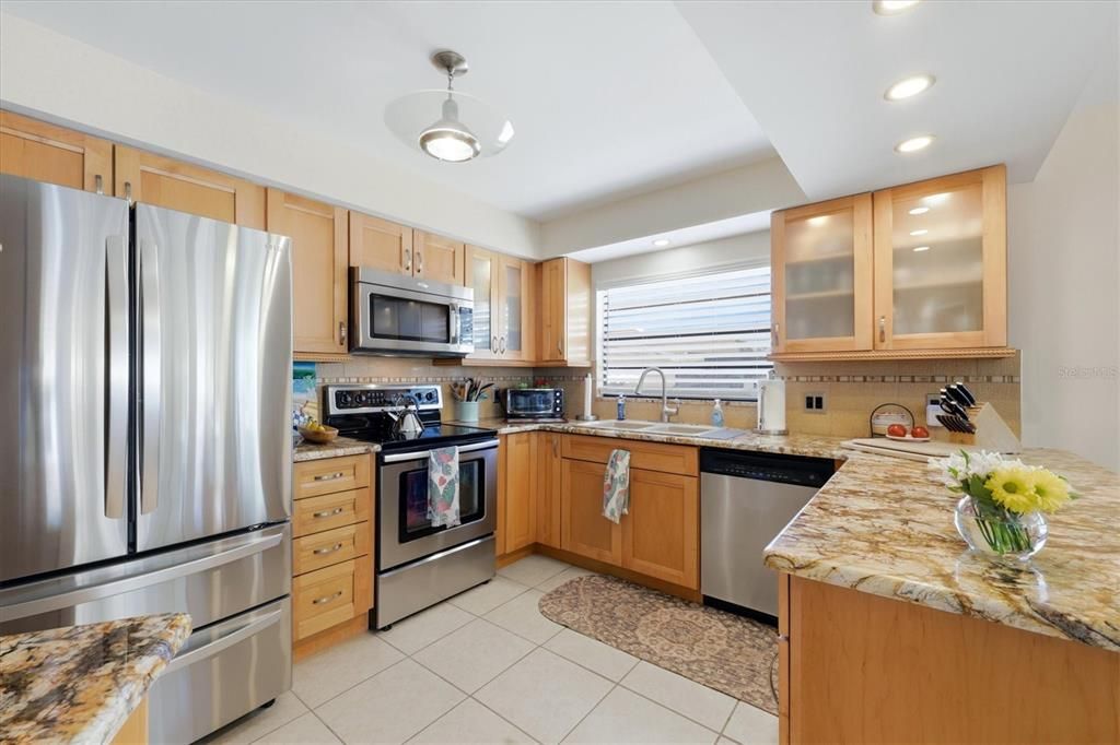 На продажу: $419,900 (2 спален, 2 ванн, 1428 Квадратных фут)