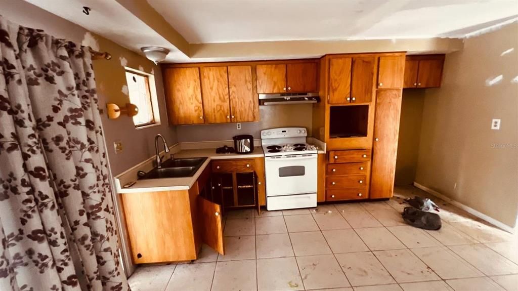 Activo con contrato: $174,900 (4 camas, 3 baños, 2014 Pies cuadrados)
