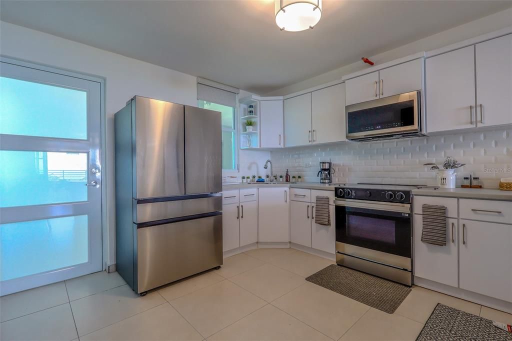For Sale: $595,000 (2 beds, 2 baths, 1247.34 Square Feet)