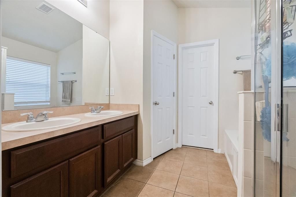 На продажу: $375,990 (3 спален, 2 ванн, 1673 Квадратных фут)