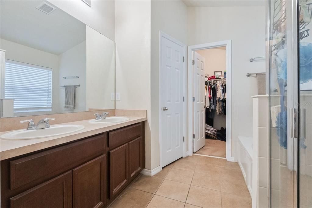 На продажу: $375,990 (3 спален, 2 ванн, 1673 Квадратных фут)