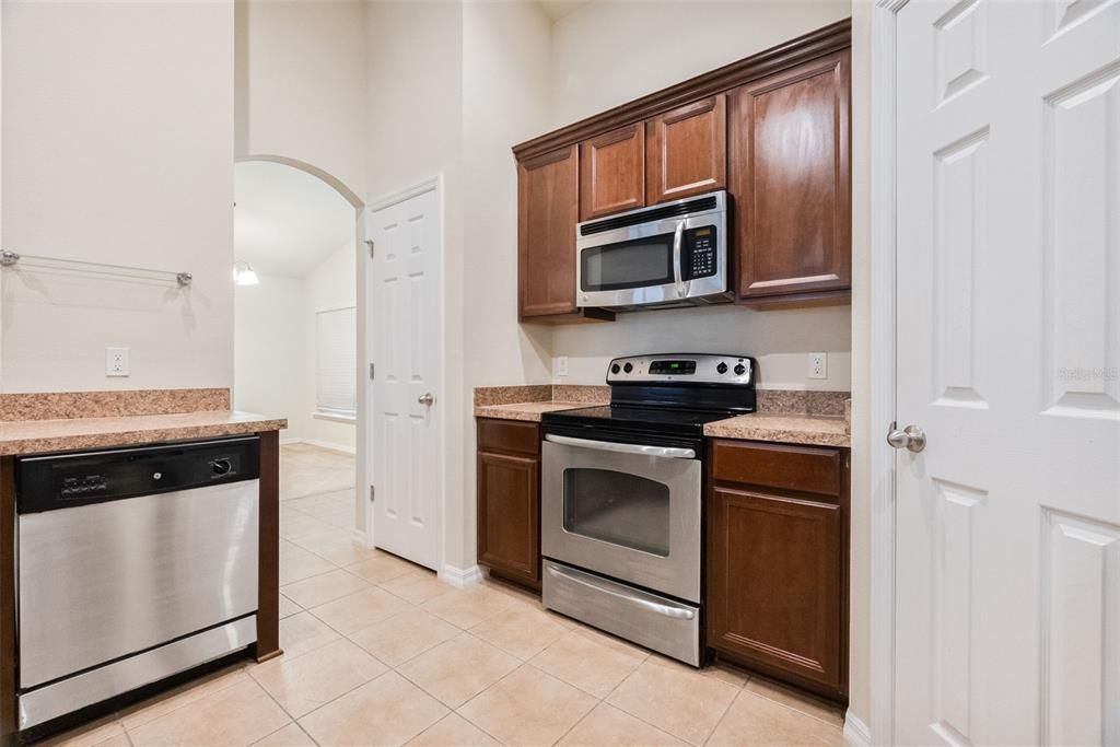 На продажу: $375,990 (3 спален, 2 ванн, 1673 Квадратных фут)