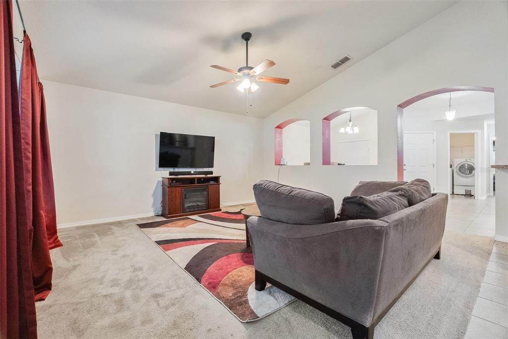 На продажу: $375,990 (3 спален, 2 ванн, 1673 Квадратных фут)