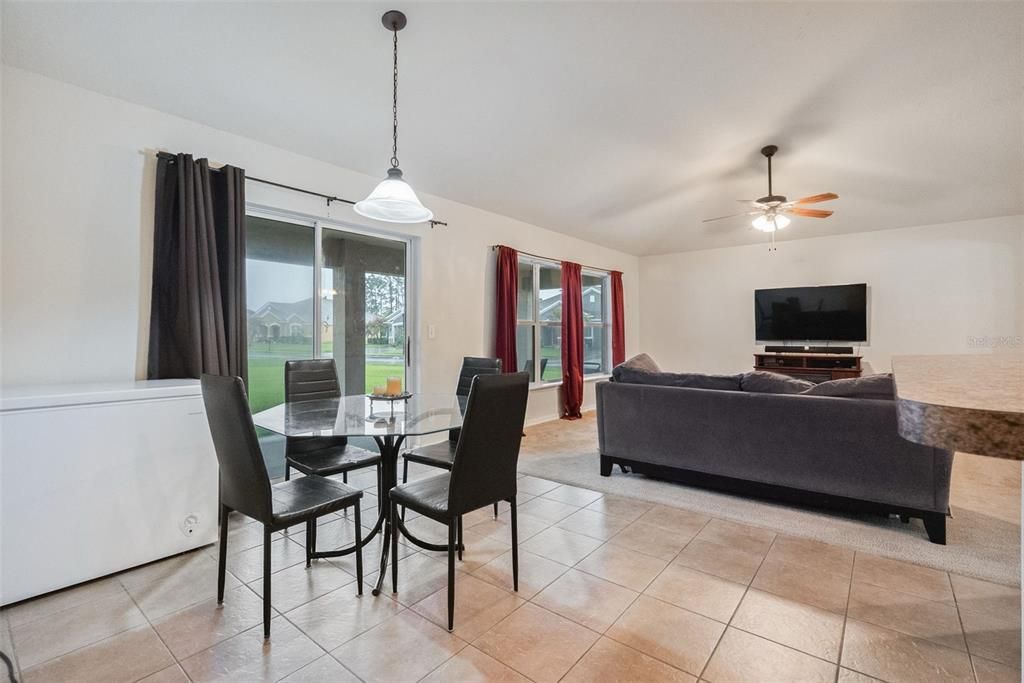 На продажу: $375,990 (3 спален, 2 ванн, 1673 Квадратных фут)