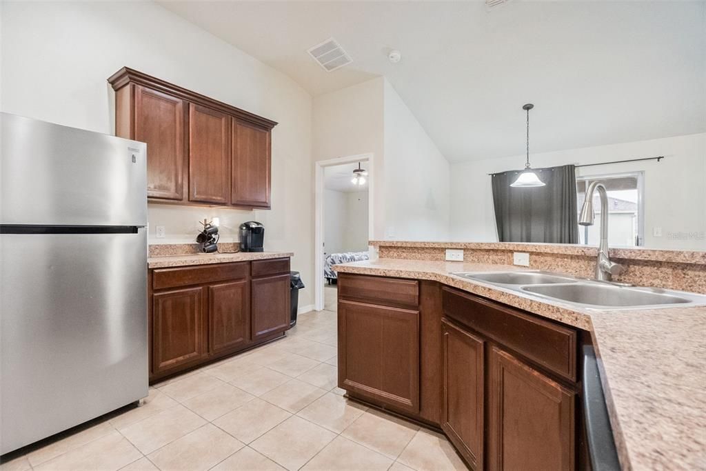 На продажу: $375,990 (3 спален, 2 ванн, 1673 Квадратных фут)