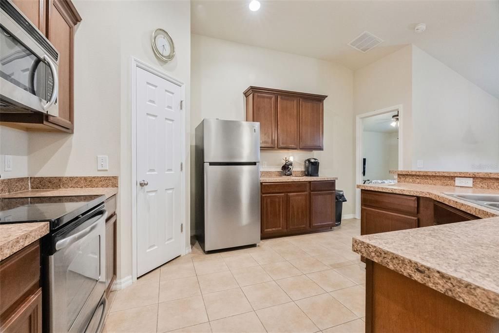 На продажу: $375,990 (3 спален, 2 ванн, 1673 Квадратных фут)