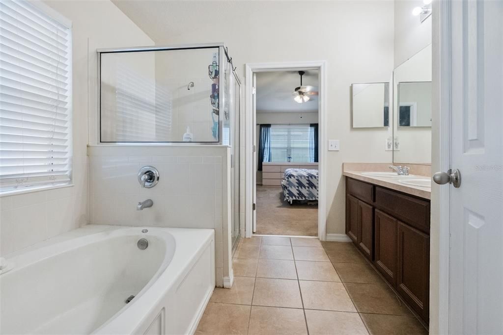 На продажу: $375,990 (3 спален, 2 ванн, 1673 Квадратных фут)