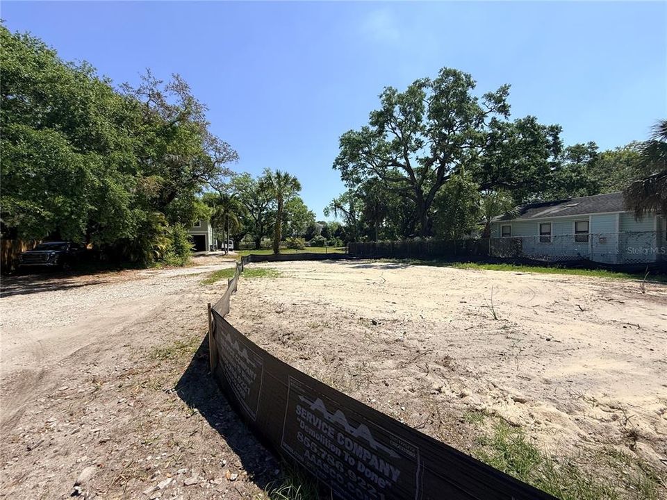 待售: $375,000 (0.18 acres)