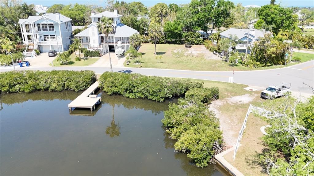 На продажу: $600,000 (0.26 acres)