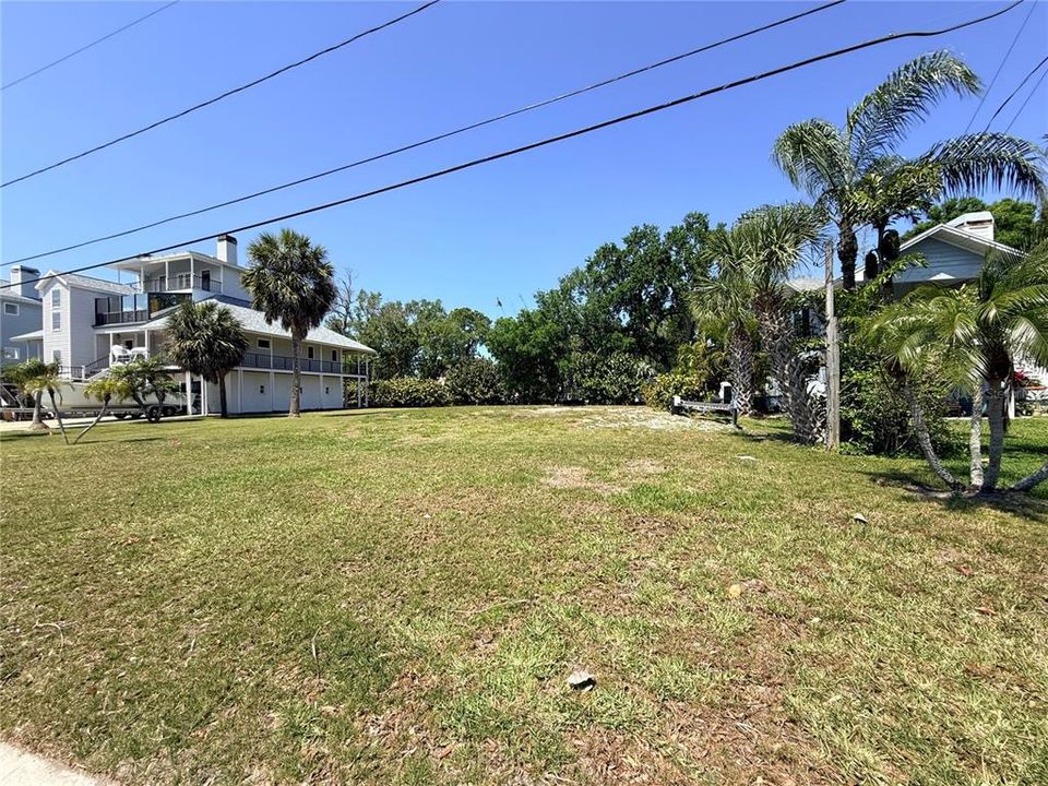 На продажу: $600,000 (0.26 acres)