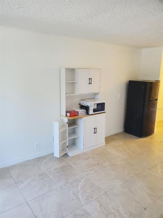 For Rent: $975 (1 beds, 1 baths, 276 Square Feet)