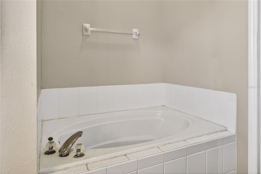 For Sale: $517,000 (4 beds, 2 baths, 2079 Square Feet)