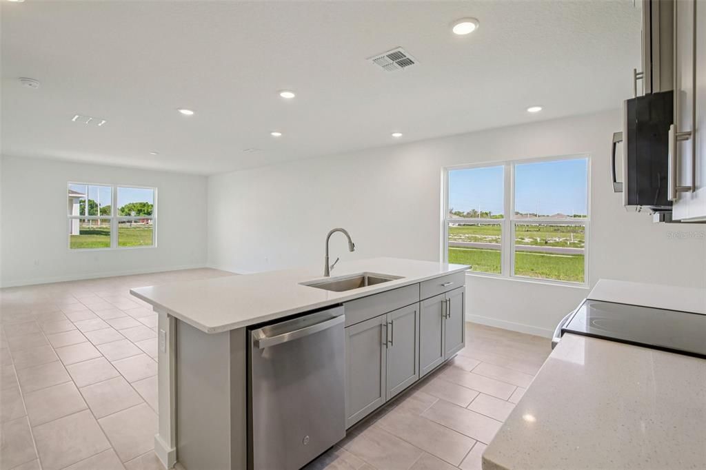 Activo con contrato: $339,990 (3 camas, 2 baños, 2028 Pies cuadrados)