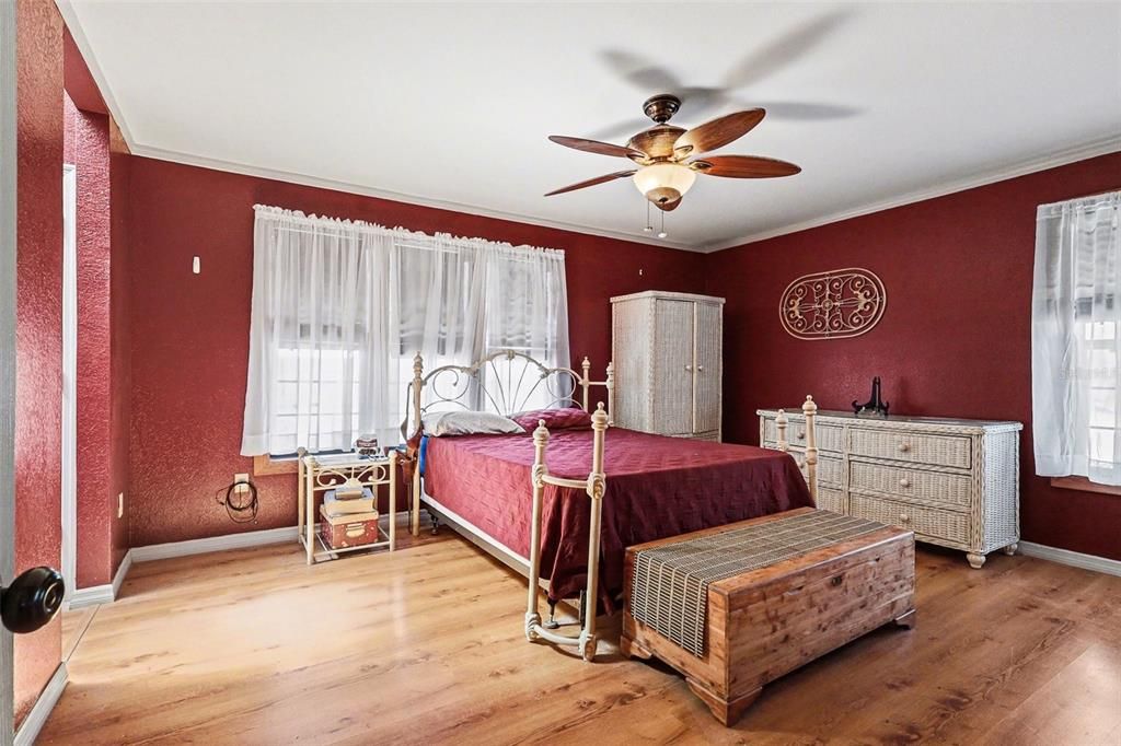 For Sale: $550,000 (3 beds, 2 baths, 1454 Square Feet)