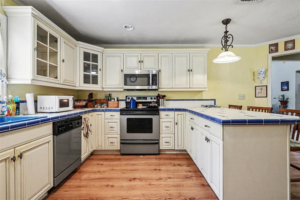 For Sale: $550,000 (3 beds, 2 baths, 1454 Square Feet)
