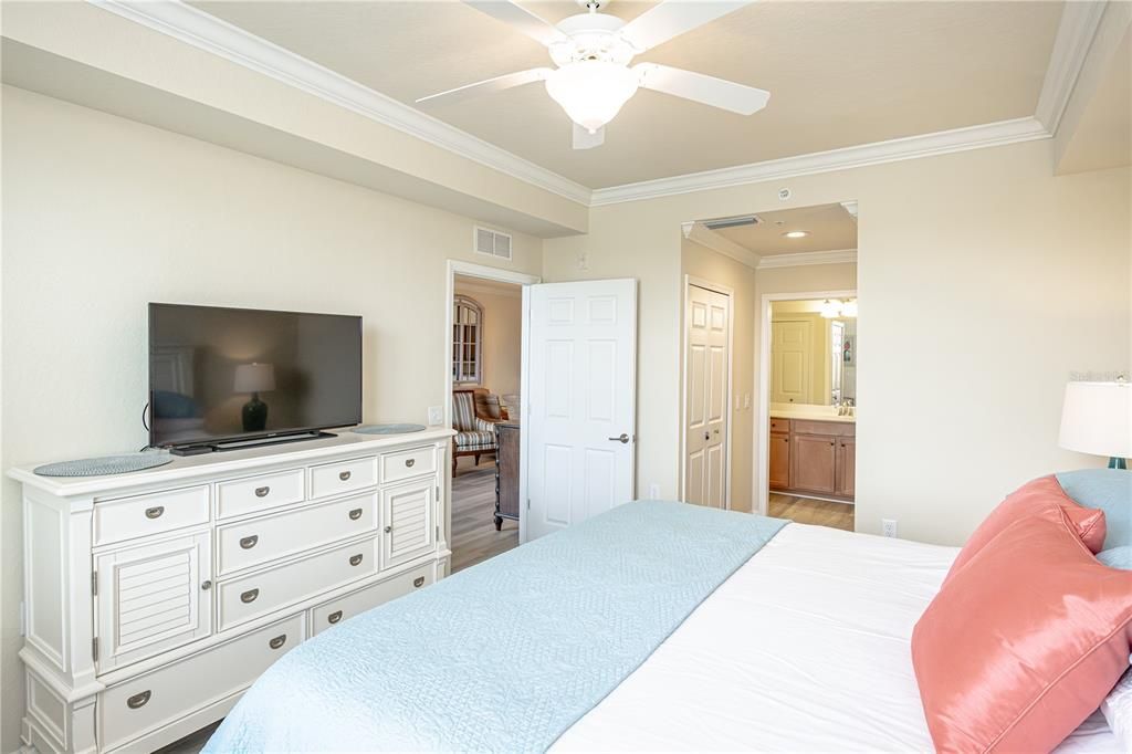 На продажу: $265,000 (2 спален, 2 ванн, 1121 Квадратных фут)