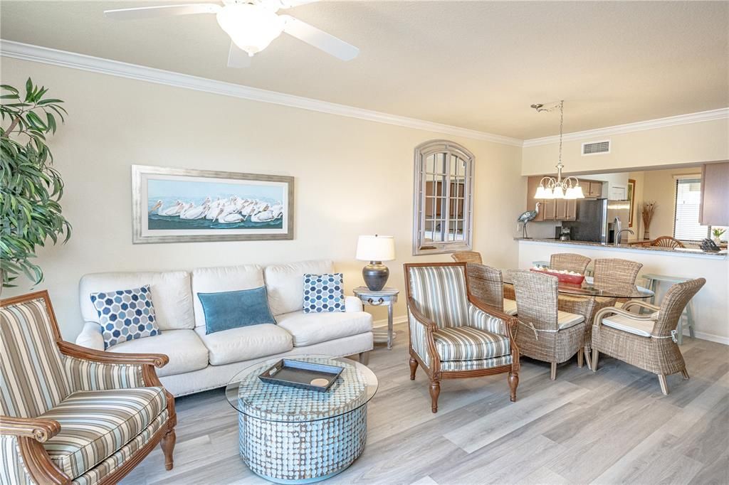 На продажу: $265,000 (2 спален, 2 ванн, 1121 Квадратных фут)