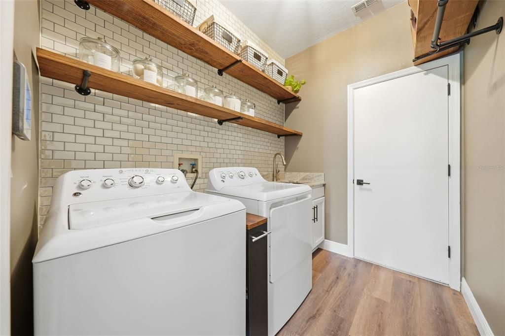 Active With Contract: $515,000 (3 beds, 2 baths, 2089 Square Feet)