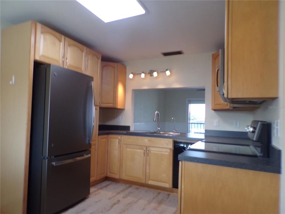 For Rent: $1,400 (2 beds, 1 baths, 839 Square Feet)
