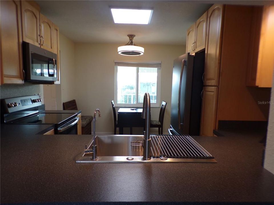 For Rent: $1,400 (2 beds, 1 baths, 839 Square Feet)