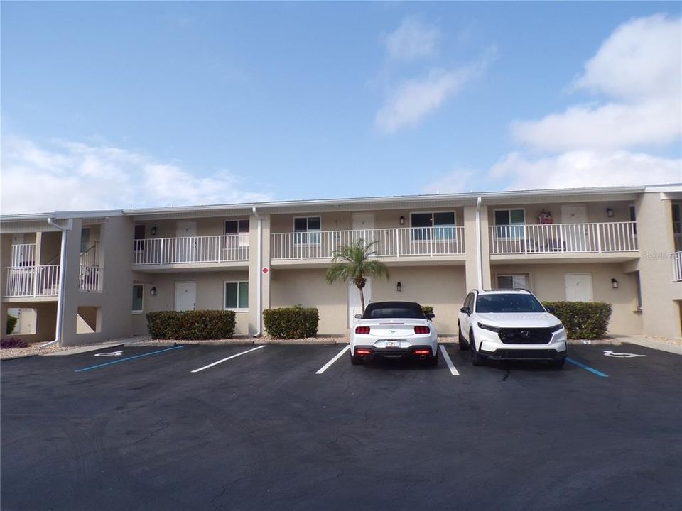 For Rent: $1,400 (2 beds, 1 baths, 839 Square Feet)