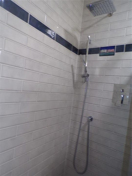For Rent: $1,400 (2 beds, 1 baths, 839 Square Feet)