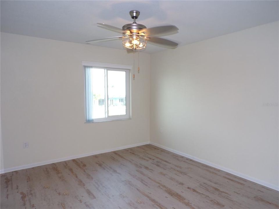 For Rent: $1,400 (2 beds, 1 baths, 839 Square Feet)