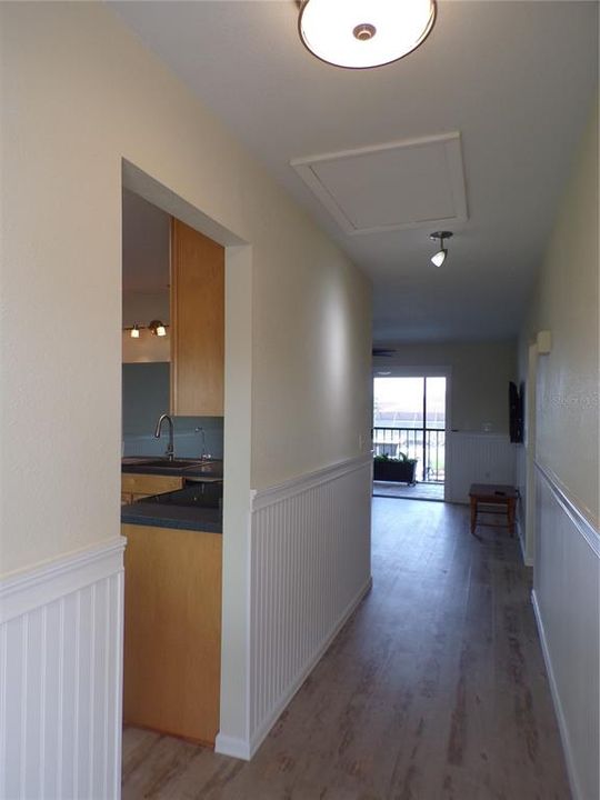 For Rent: $1,400 (2 beds, 1 baths, 839 Square Feet)