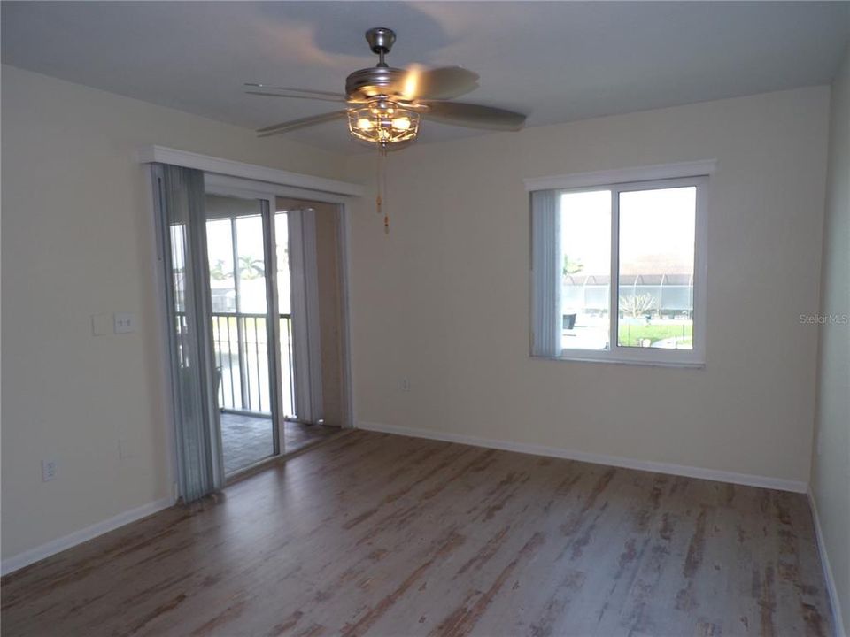 For Rent: $1,400 (2 beds, 1 baths, 839 Square Feet)