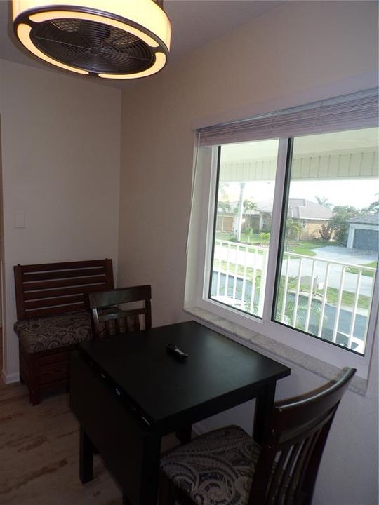 For Rent: $1,400 (2 beds, 1 baths, 839 Square Feet)