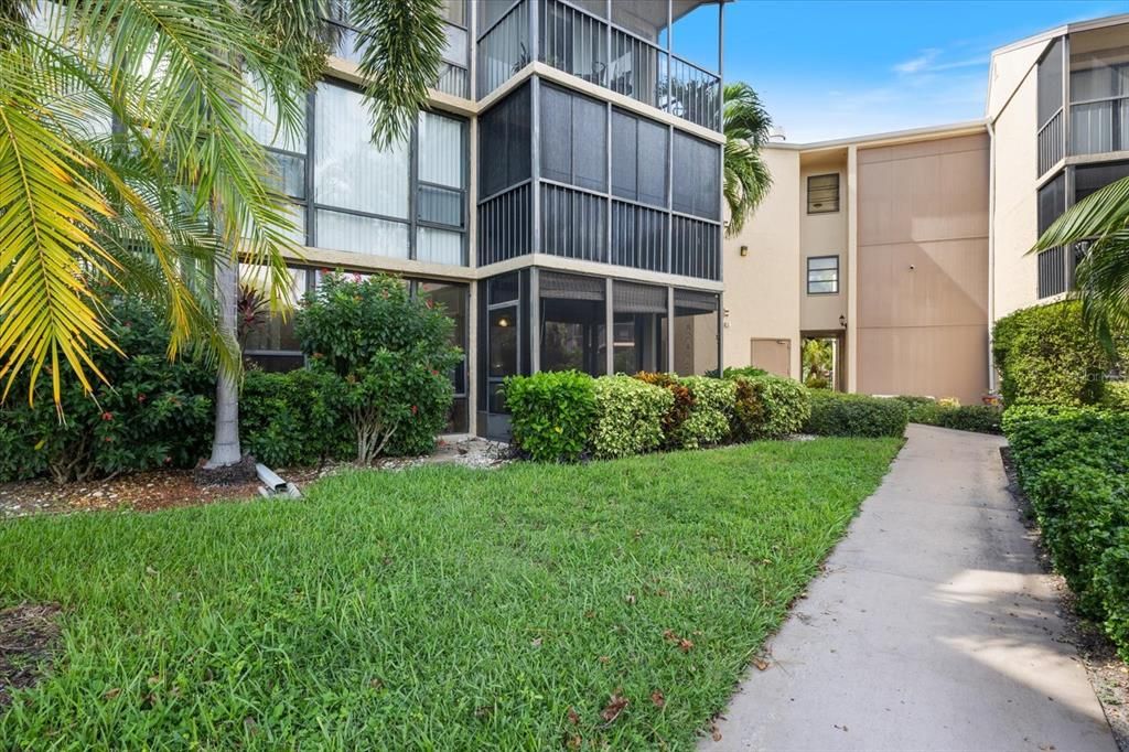 For Sale: $135,000 (1 beds, 1 baths, 633 Square Feet)