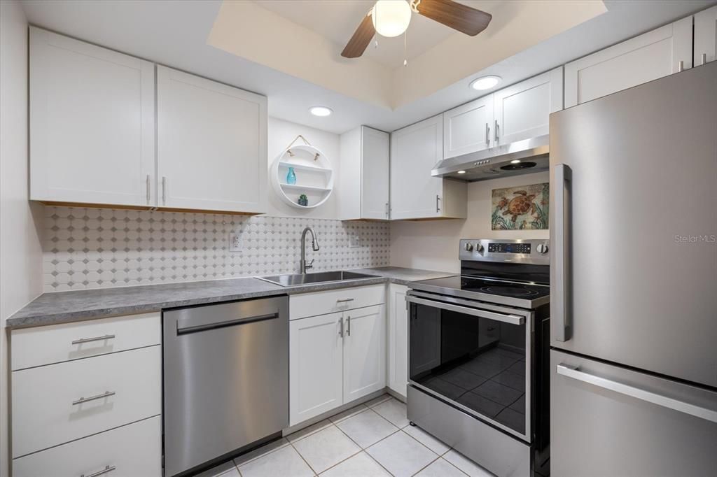 For Sale: $135,000 (1 beds, 1 baths, 633 Square Feet)