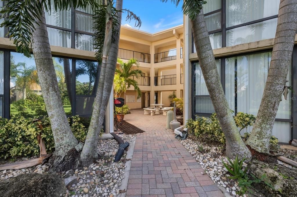 For Sale: $135,000 (1 beds, 1 baths, 633 Square Feet)