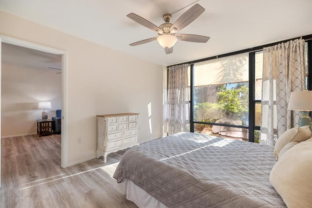 For Sale: $135,000 (1 beds, 1 baths, 633 Square Feet)