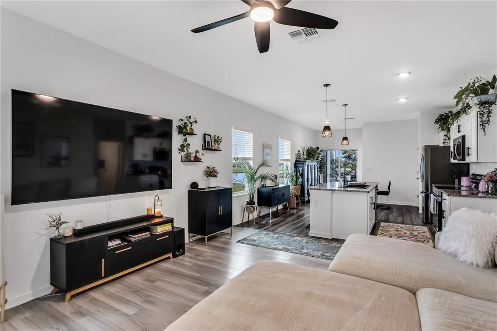 For Sale: $320,000 (3 beds, 2 baths, 1412 Square Feet)