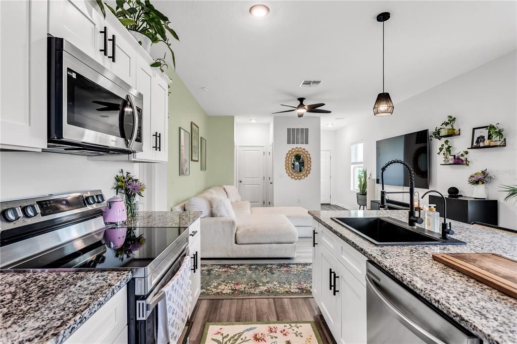 For Sale: $320,000 (3 beds, 2 baths, 1412 Square Feet)